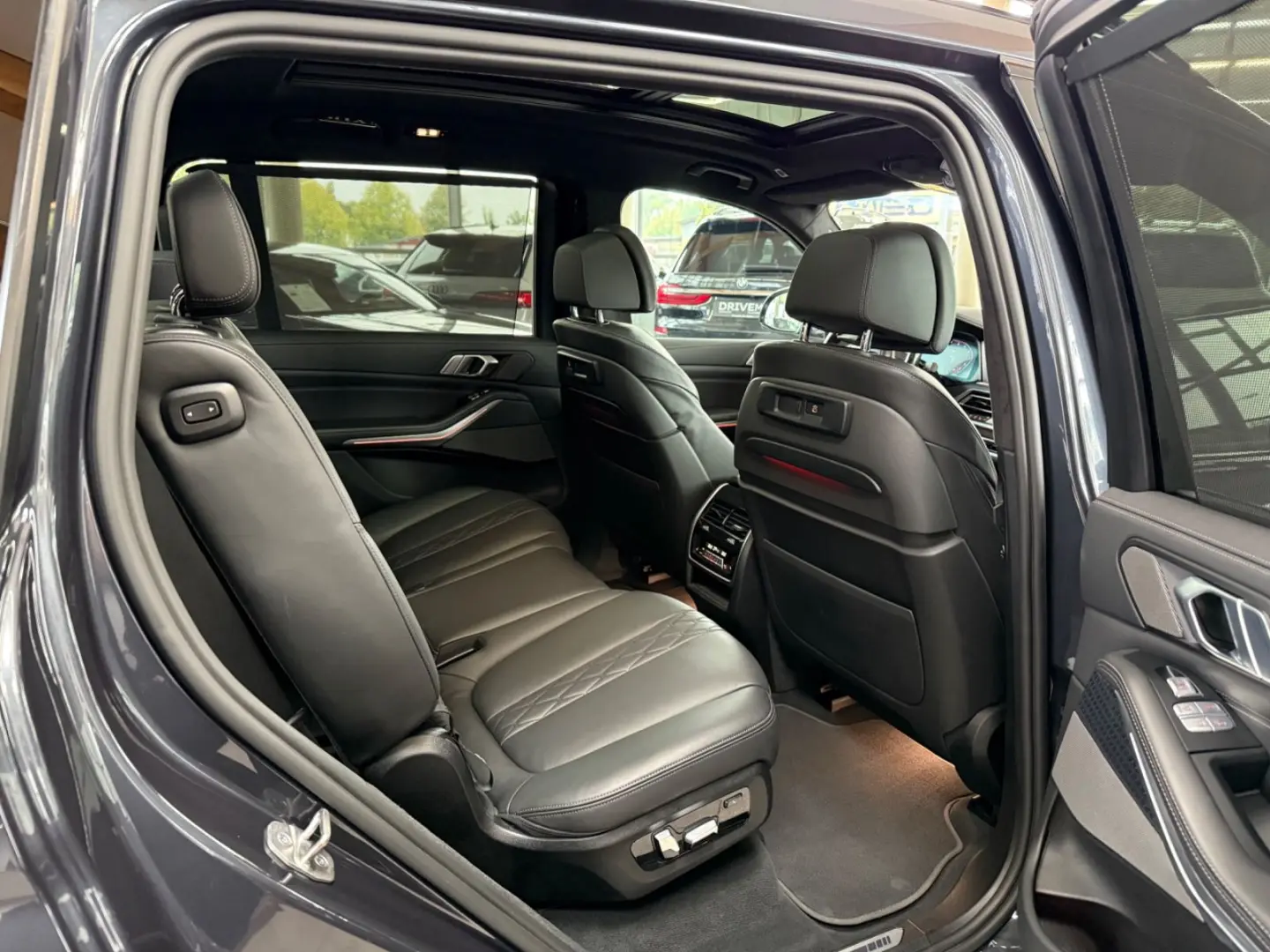 BMW X7 M50i Sky Lounge Laser Executive Drive Pro 7