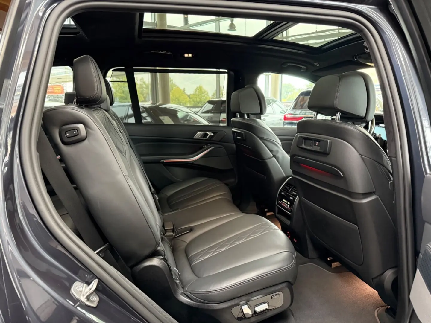 BMW X7 M50i Sky Lounge Laser Executive Drive Pro 7