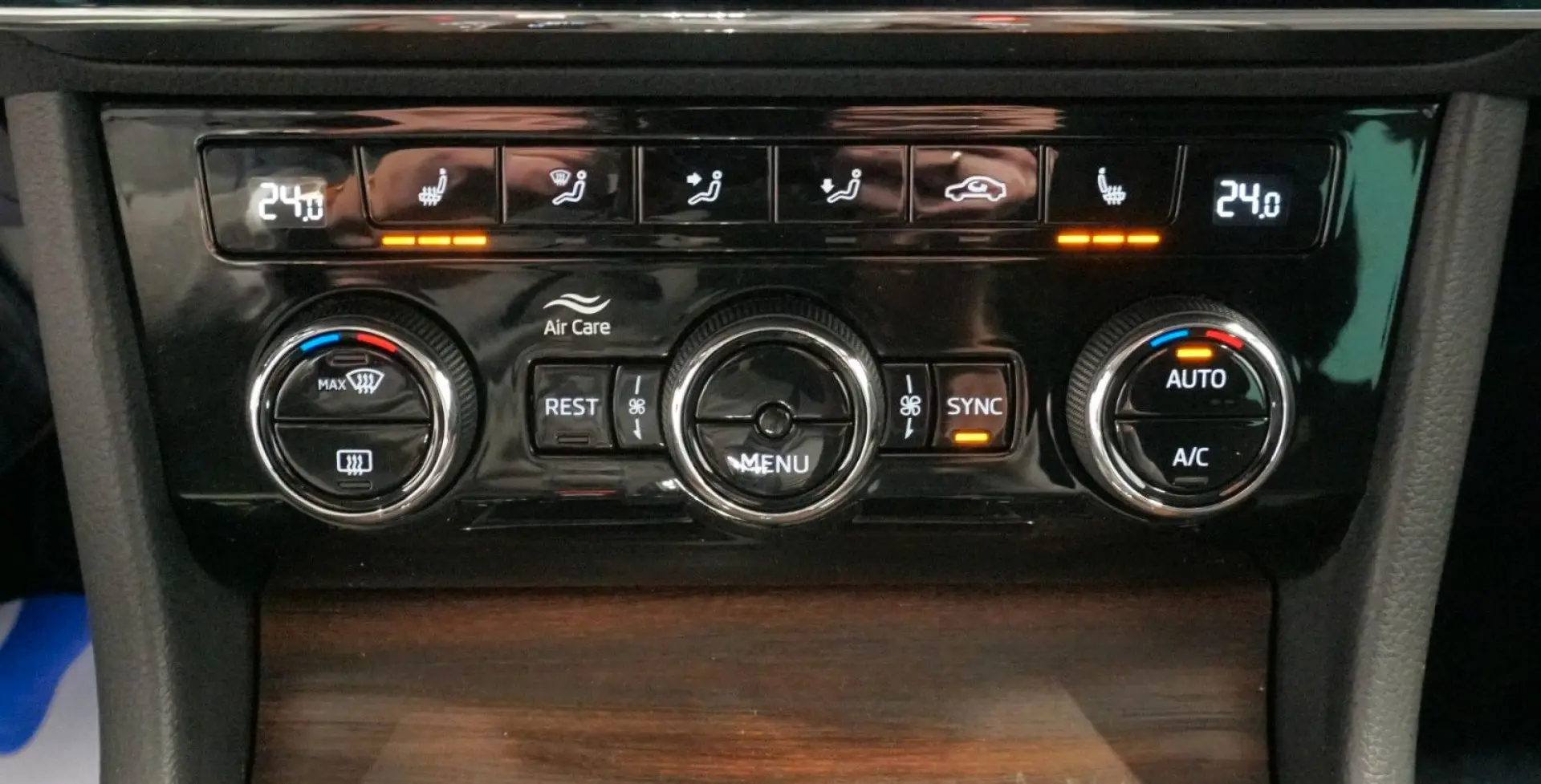 Superb Combi Scout 4x4 2.0 TDI*AHK*Matrix*360°