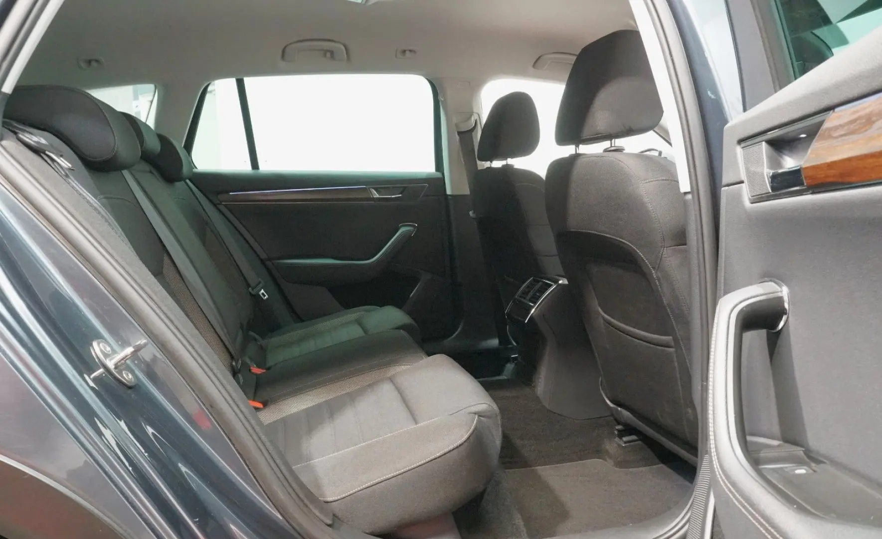 Superb Combi Scout 4x4 2.0 TDI*AHK*Matrix*360°