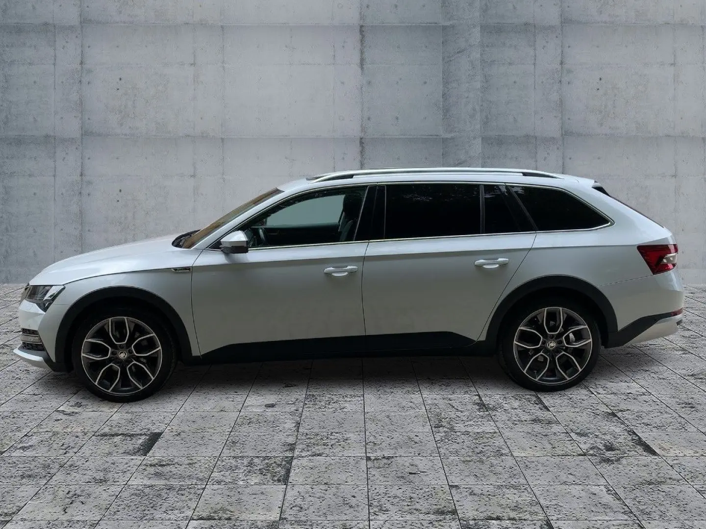 Superb Combi SCOUT 2.0 TDI 4x4 DSG LED+AHK+PANO
