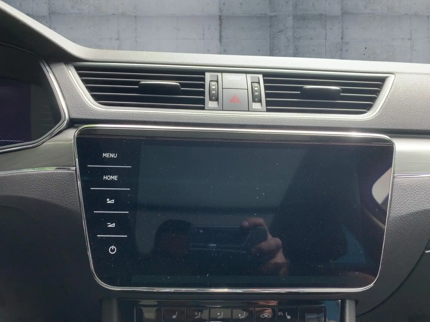 Superb Combi SCOUT 2.0 TDI 4x4 DSG LED+AHK+PANO