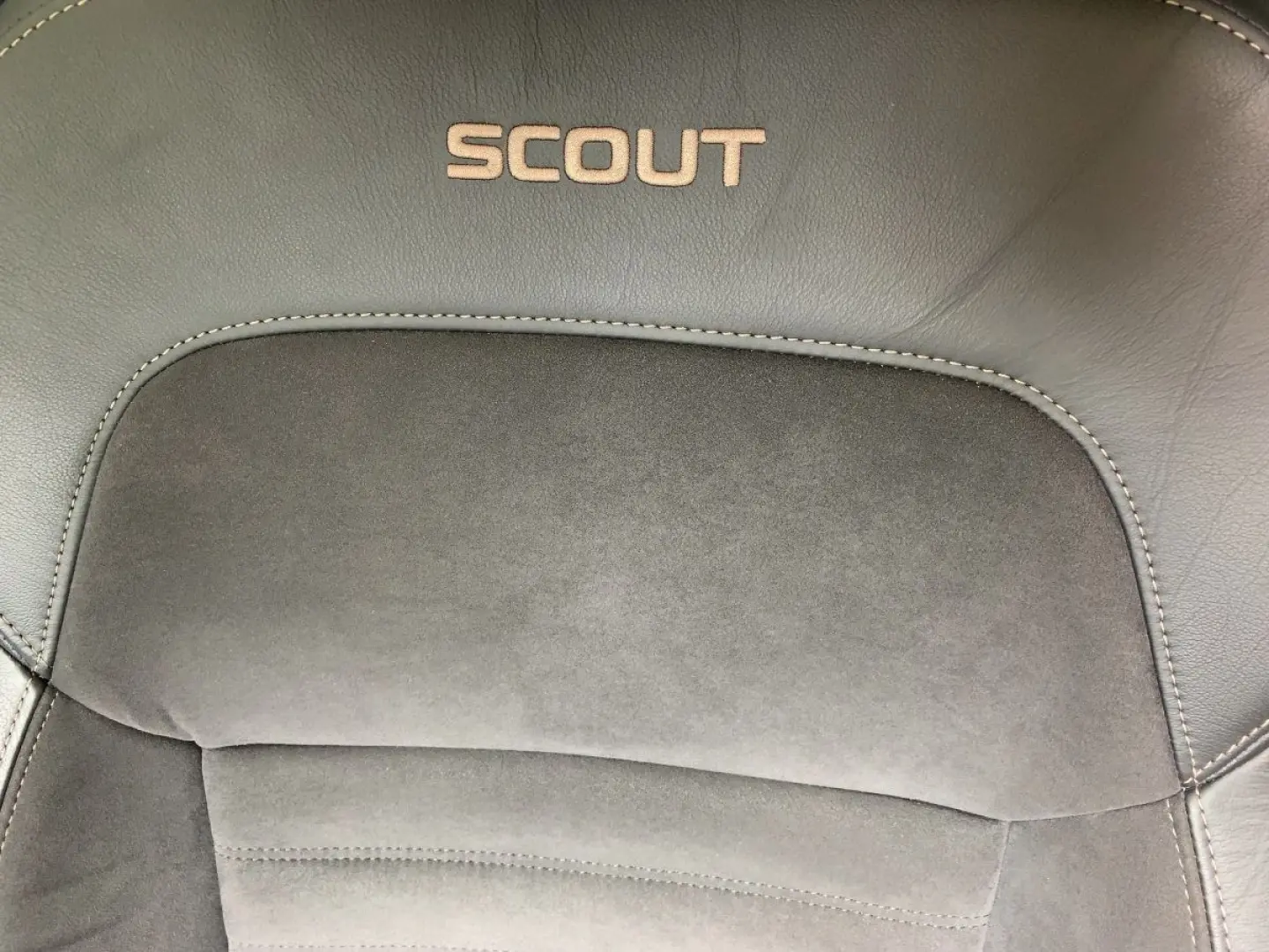 Superb Combi SCOUT 2.0 TDI 4x4 DSG LED+AHK+PANO