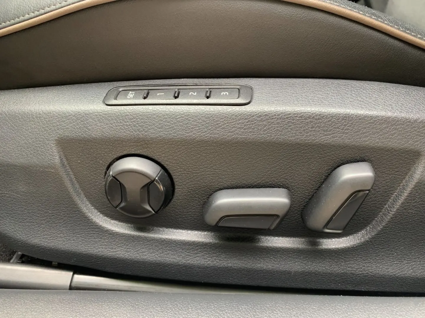 Superb Combi SCOUT 2.0 TDI 4x4 DSG LED+AHK+PANO