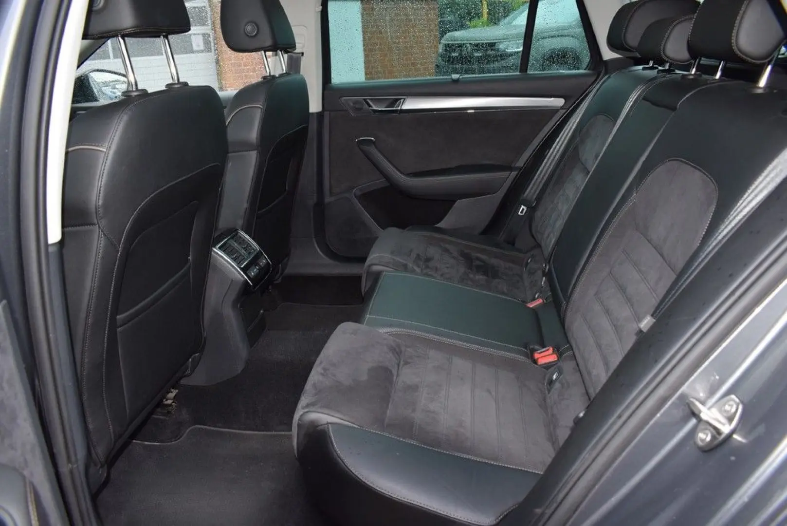Superb Combi 2.0 TSI DSG 4x4 Scout *Pano*StaHzg