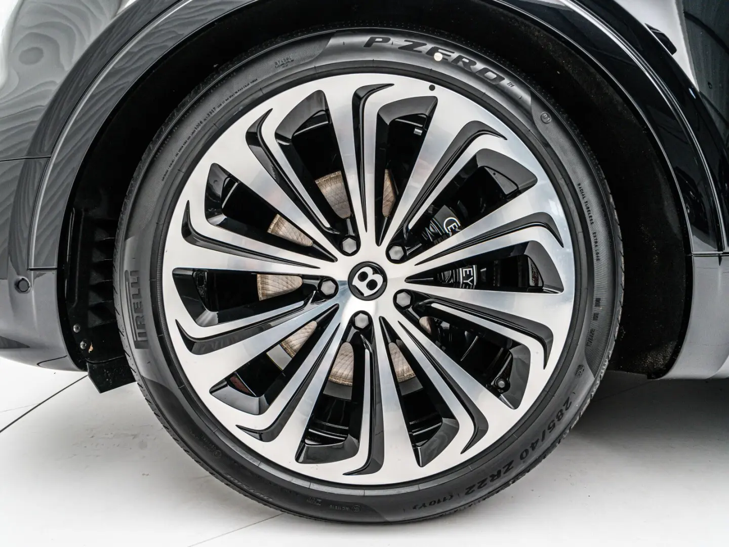 Bentayga Azure V8*Rear TV*NAIM*Touring Spec.