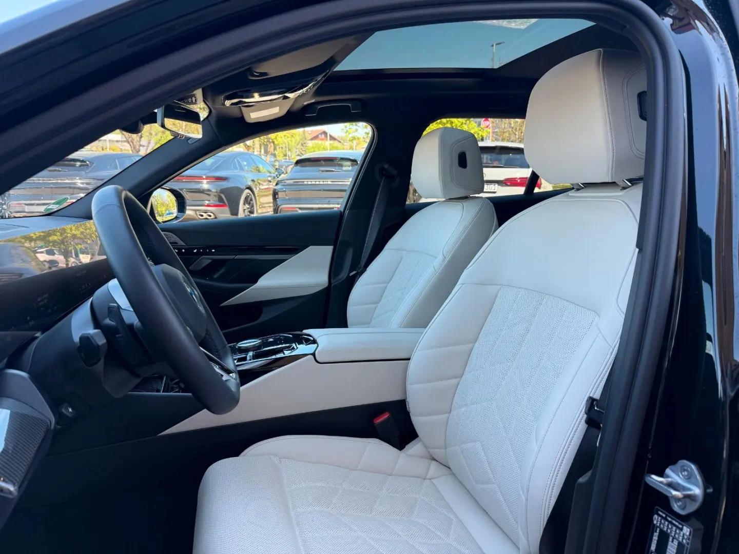 520d xDrive Touring M-Pro/Black-White/AHK/Pano