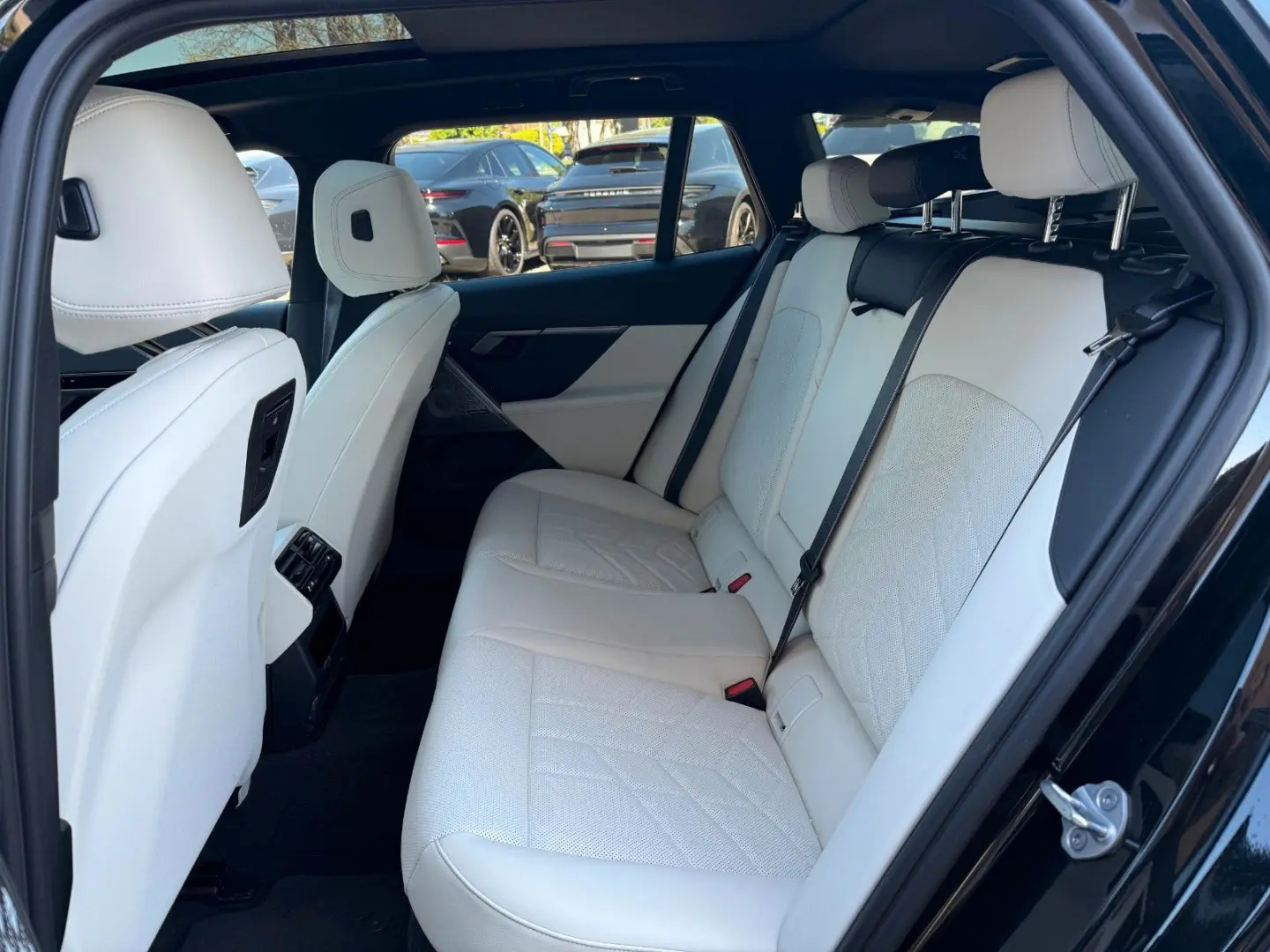 520d xDrive Touring M-Pro/Black-White/AHK/Pano