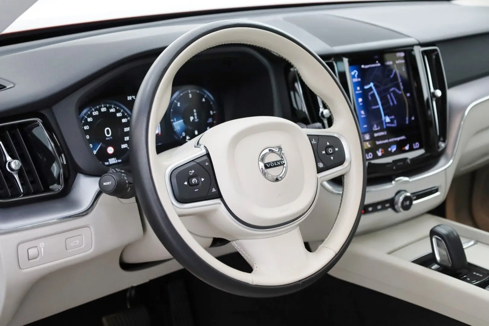 XC60 Momentum Pro,Leder,Navi,LED,SH,Pano.,AHK+WR