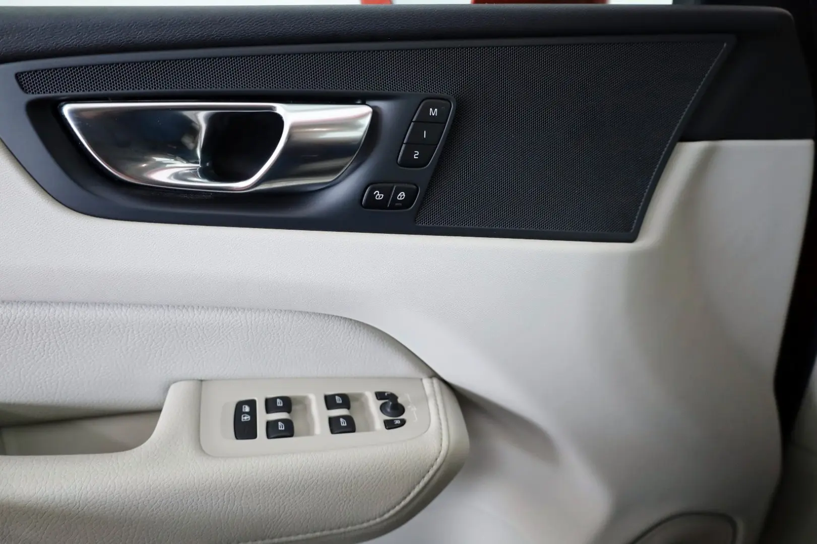 XC60 Momentum Pro,Leder,Navi,LED,SH,Pano.,AHK+WR