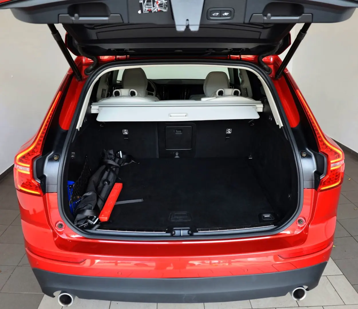 XC60 Momentum Pro,Leder,Navi,LED,SH,Pano.,AHK+WR