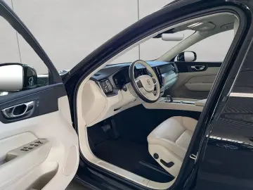XC60 B5 AWD Momentum-Pro Aut Vollleder Navi LED