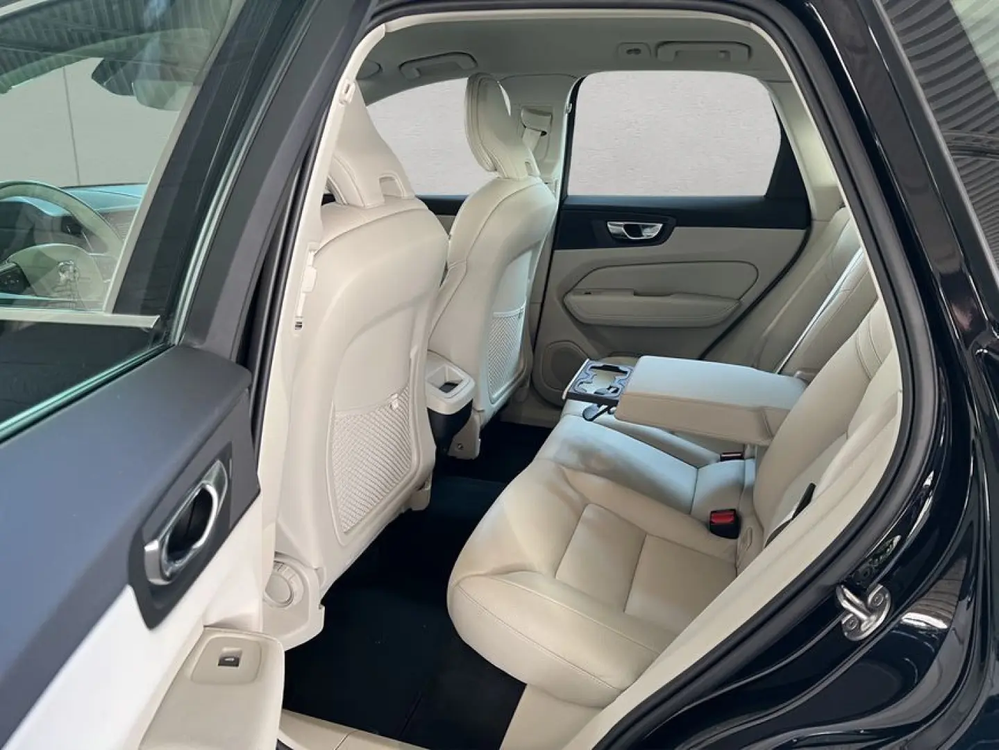XC60 B5 AWD Momentum-Pro Aut Vollleder Navi LED