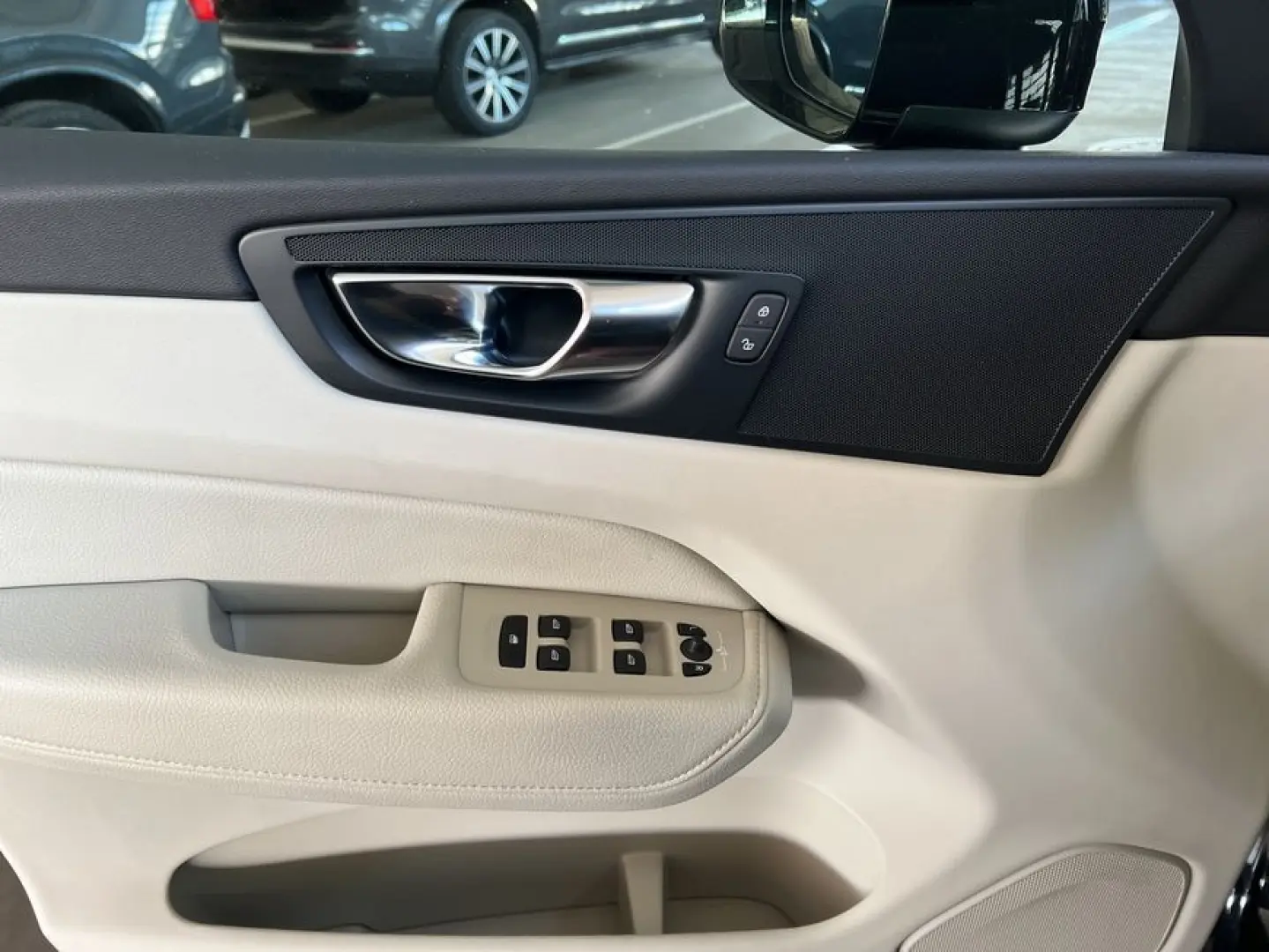 XC60 B5 AWD Momentum-Pro Aut Vollleder Navi LED