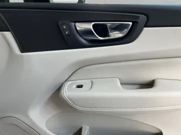 XC60 B5 AWD Momentum-Pro Aut Vollleder Navi LED
