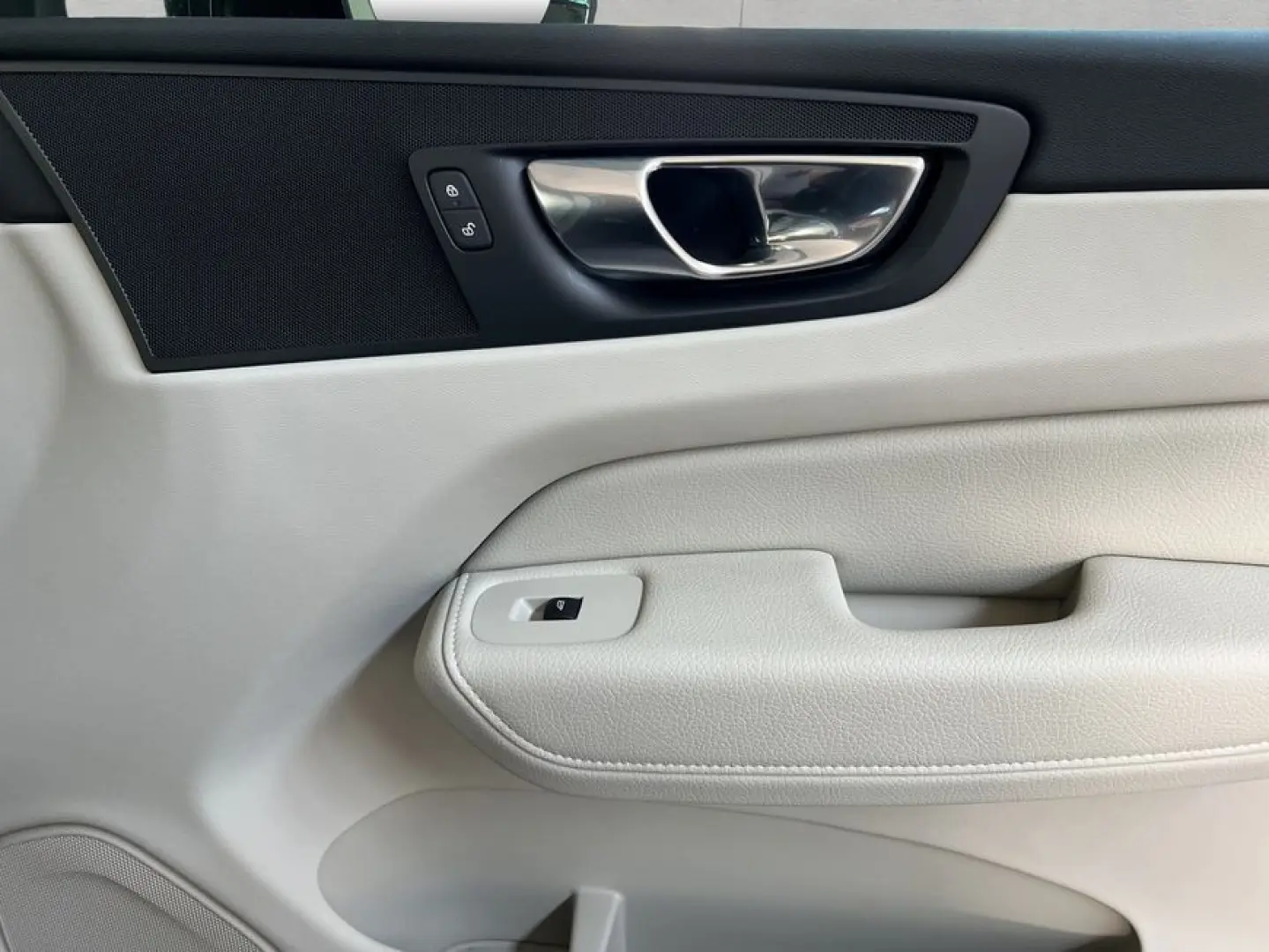 XC60 B5 AWD Momentum-Pro Aut Vollleder Navi LED