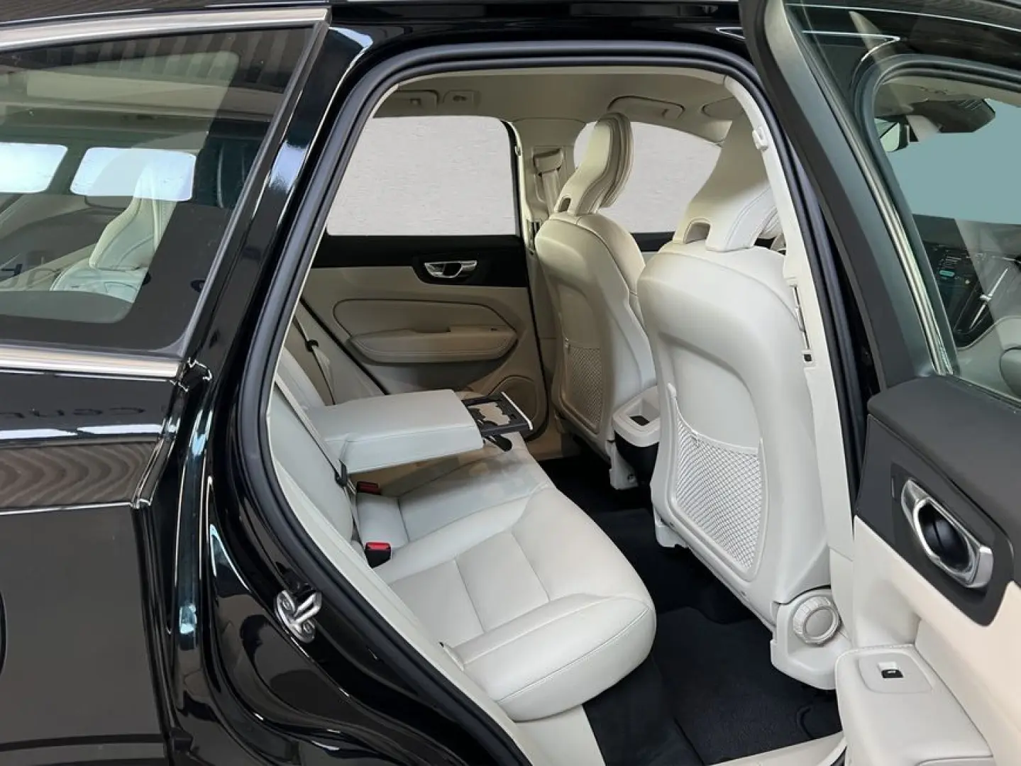 XC60 B5 AWD Momentum-Pro Aut Vollleder Navi LED