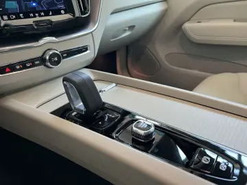 XC60 B5 AWD Momentum-Pro Aut Vollleder Navi LED