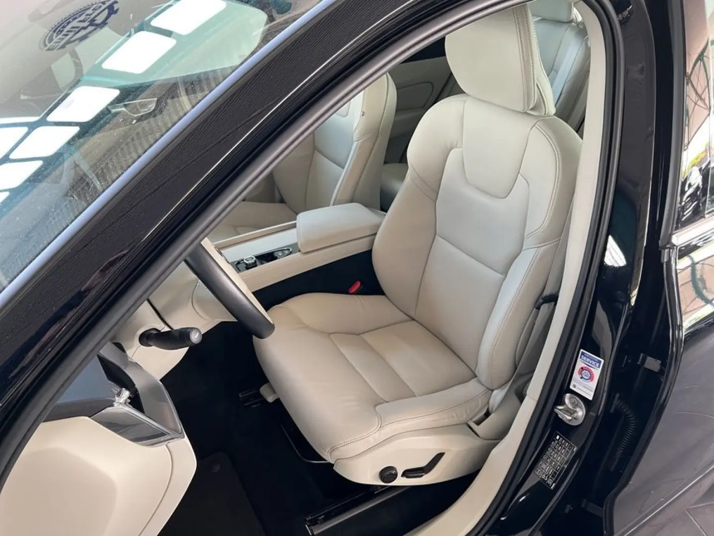 XC60 B5 AWD Momentum-Pro Aut Vollleder Navi LED