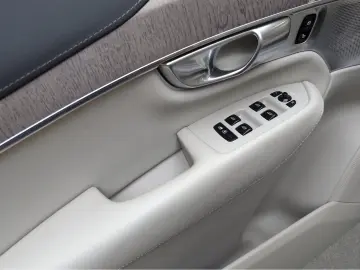 XC90+T8+Recharge+AWD+GT+Ultimate+Bright+7 Sitze.