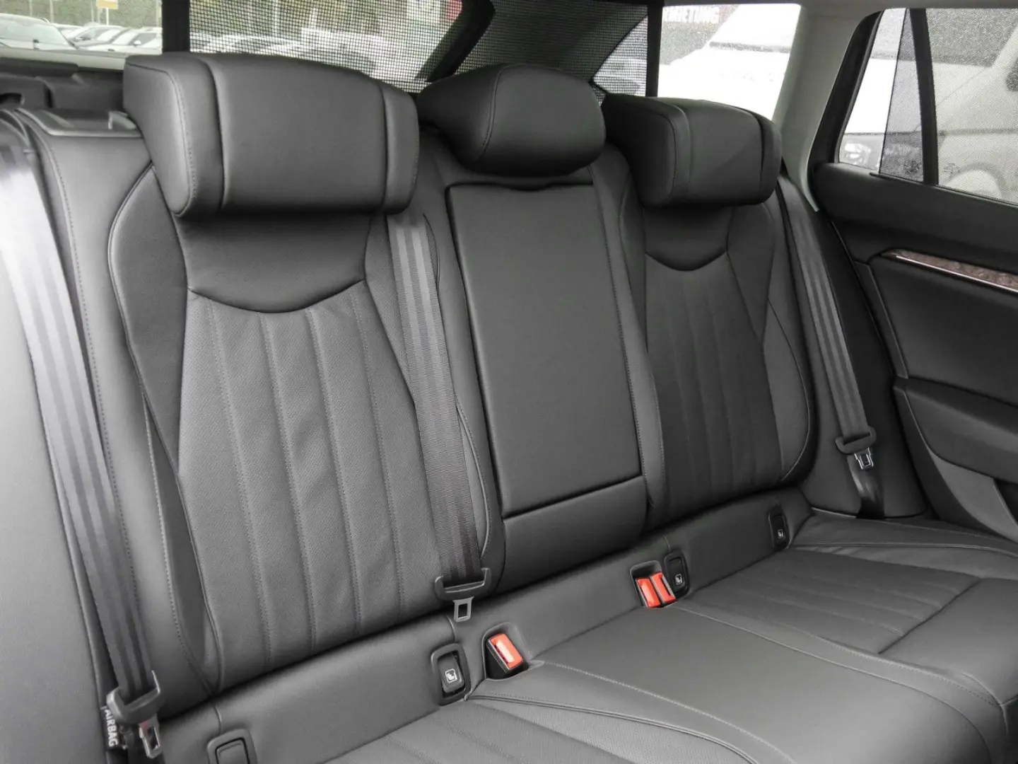 Superb Combi 2.0 L&K 4X4 LM19 PANO AHK ACC SITZH