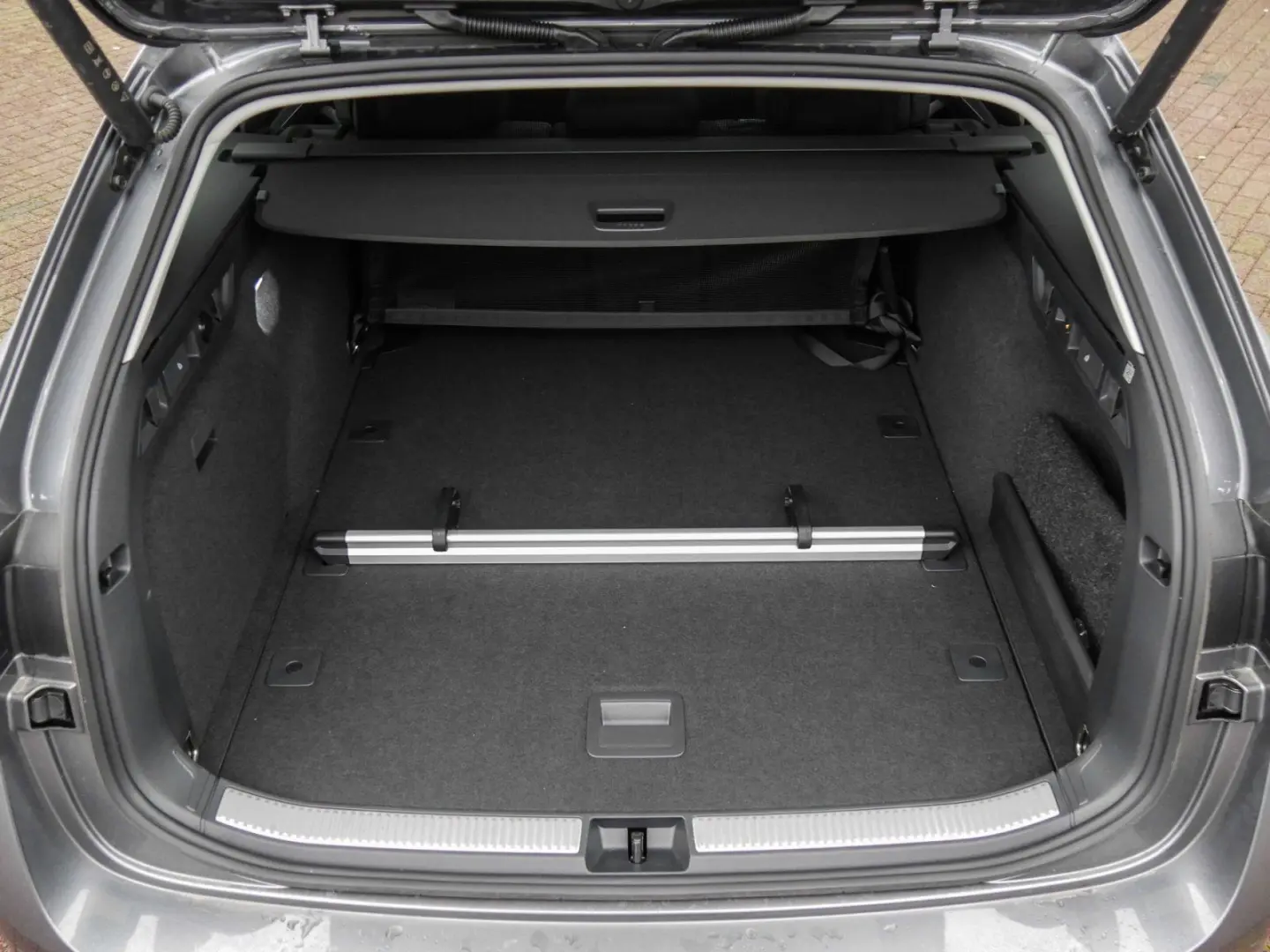 Superb Combi 2.0 L&K 4X4 LM19 PANO AHK ACC SITZH