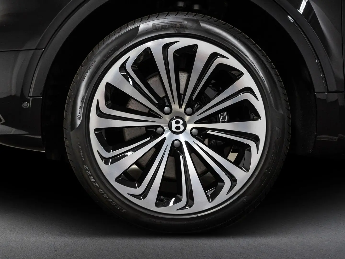 Bentayga V8 Azure EWB |First Edition|Black Line|