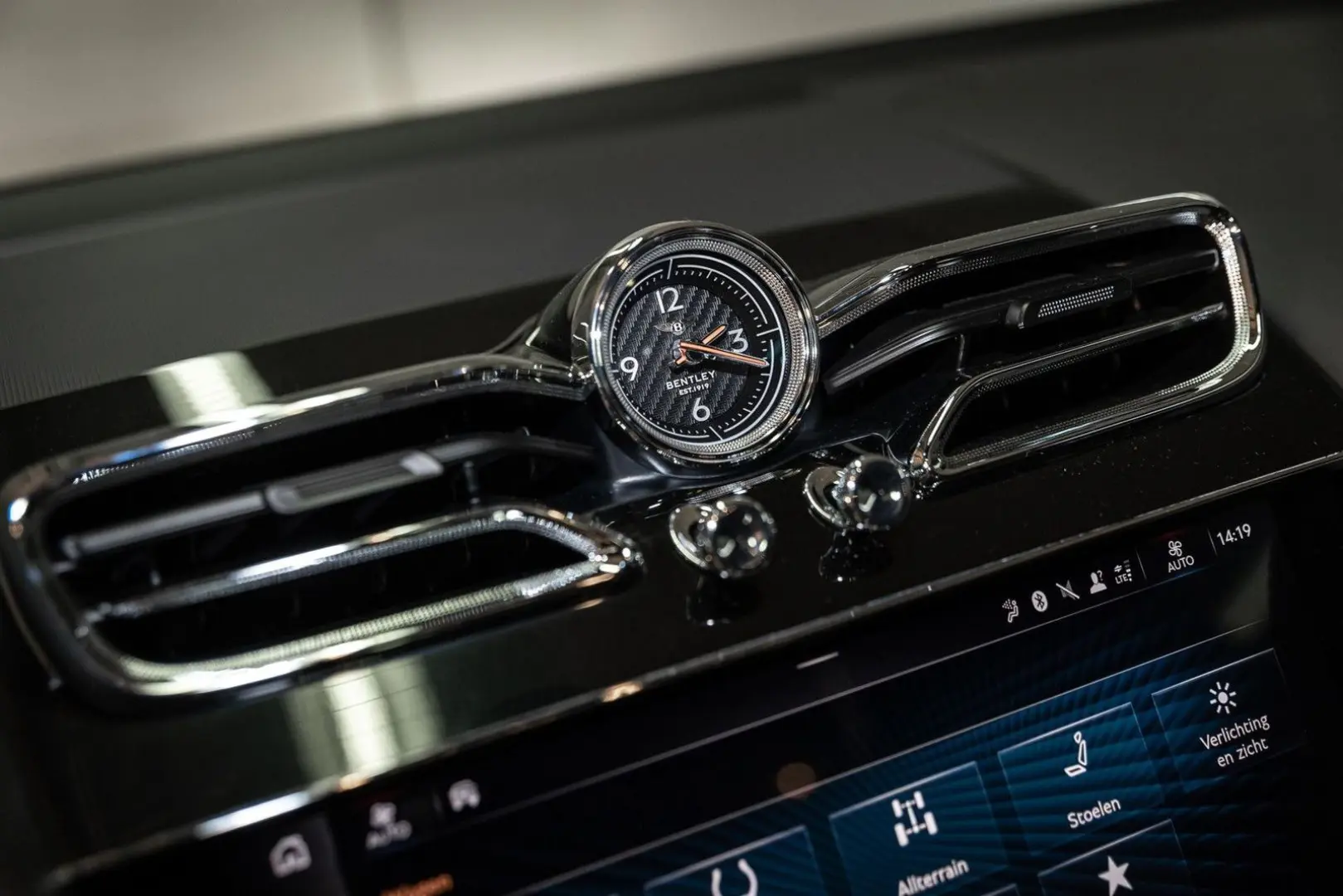 Bentayga V8 Azure EWB |First Edition|Black Line|