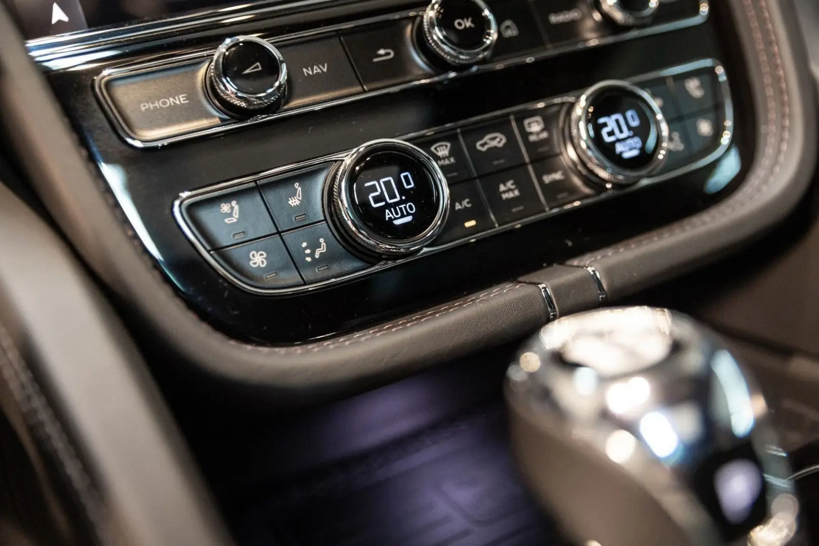 Bentayga V8 Azure EWB |First Edition|Black Line|