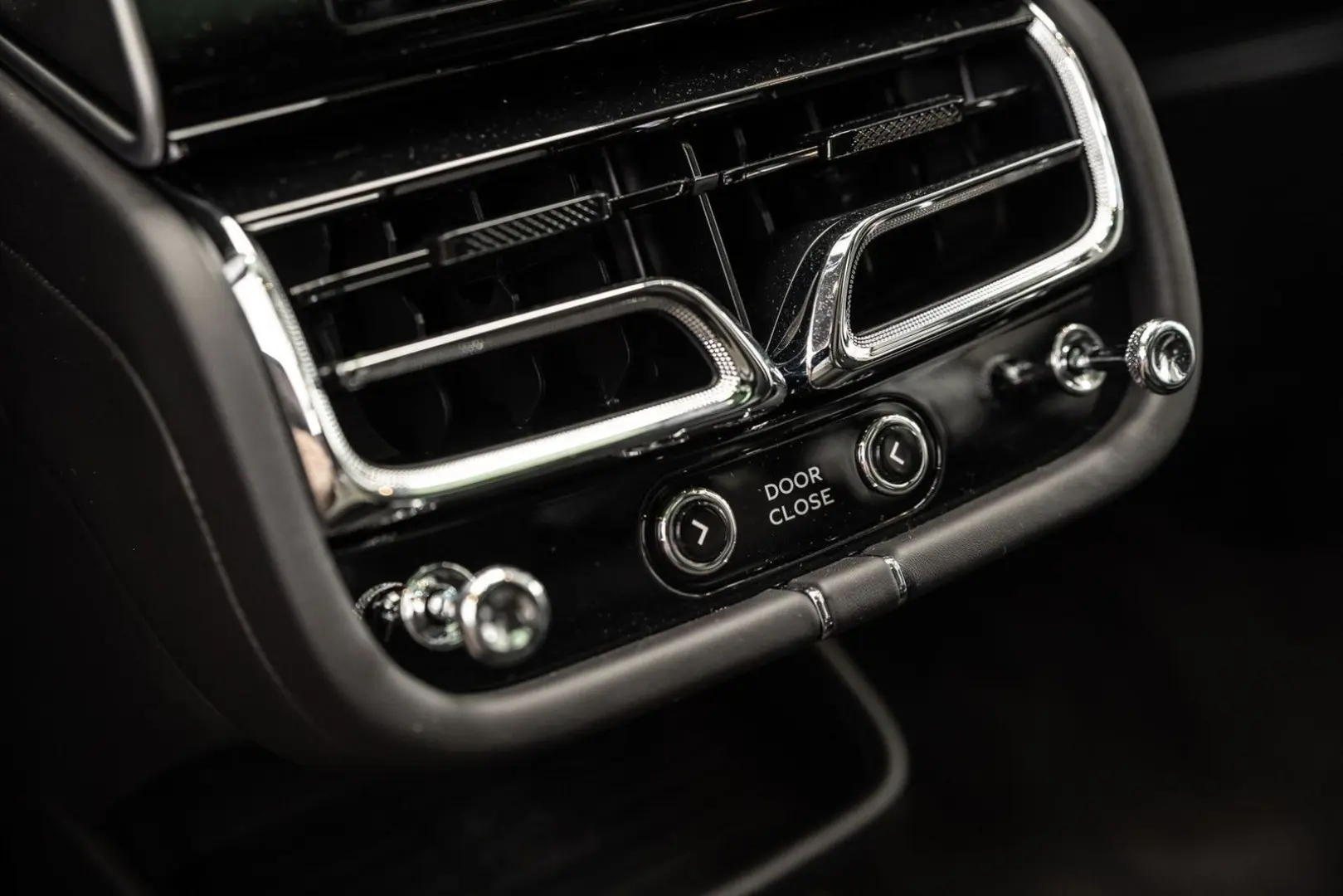 Bentayga V8 Azure EWB |First Edition|Black Line|