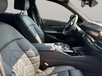 550e xDrive Limousine M