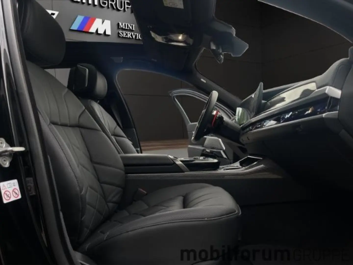 M760 e xDrive M-Sport Lounge Sitze B&W FondEnter