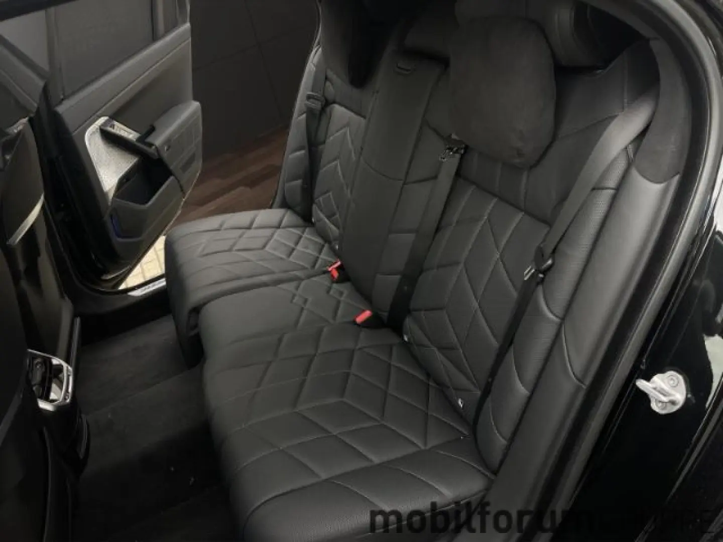 M760 e xDrive M-Sport Lounge Sitze B&W FondEnter