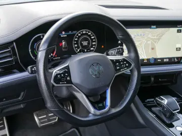 Touareg 3.0 V6 R 4M eHybrid Pano AHK ACC