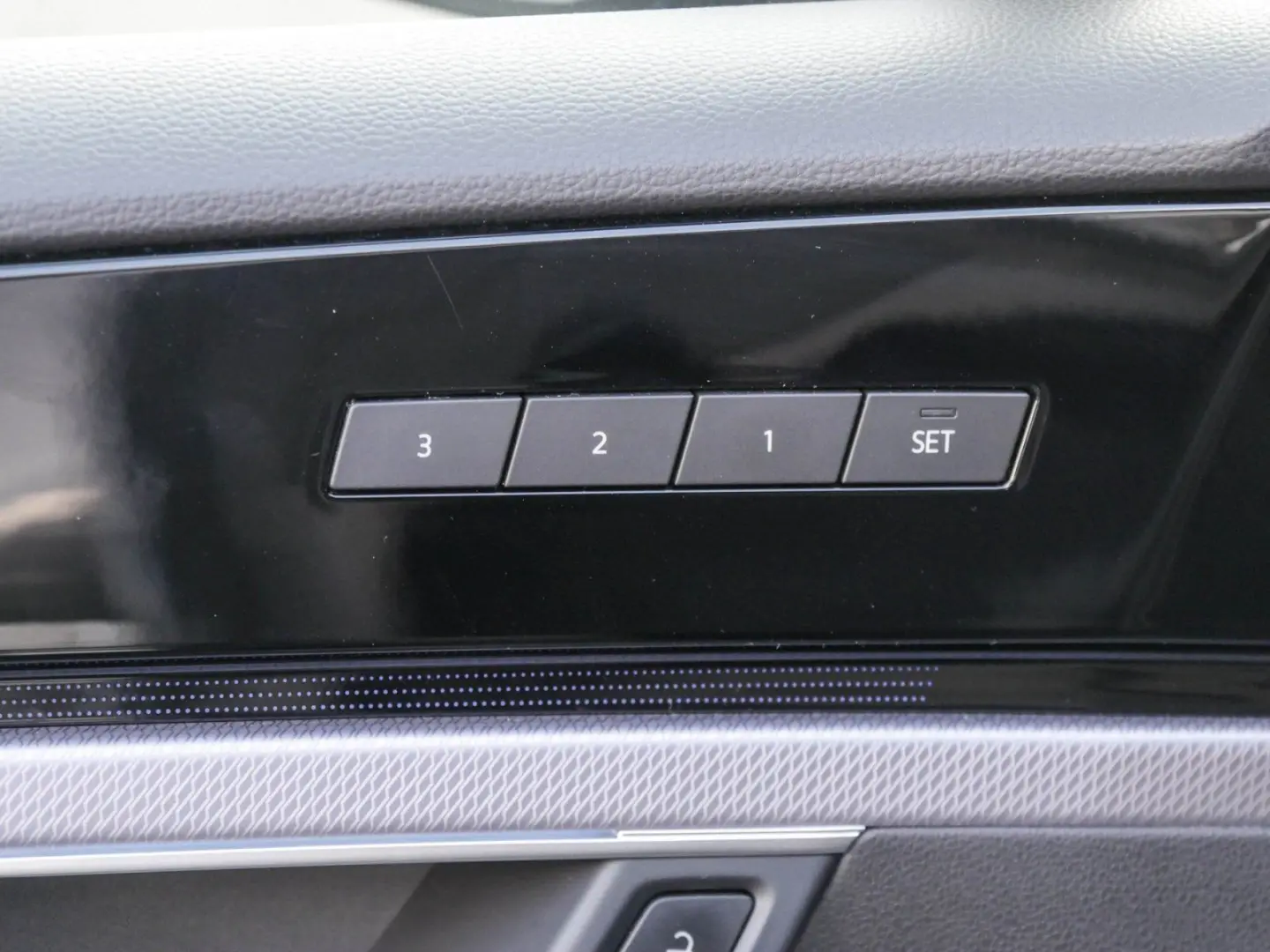 Touareg 3.0 V6 R 4M eHybrid Pano AHK ACC