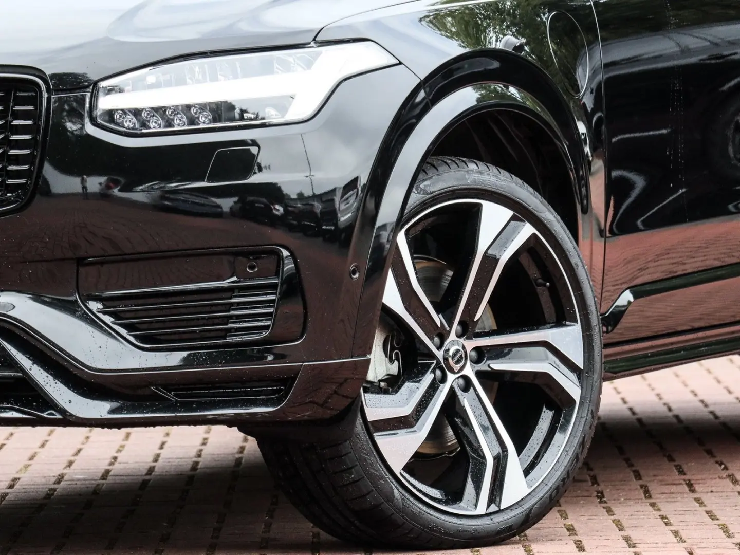 XC90 T8 Plus Dark Recharge Plug-In Hybrid AWD