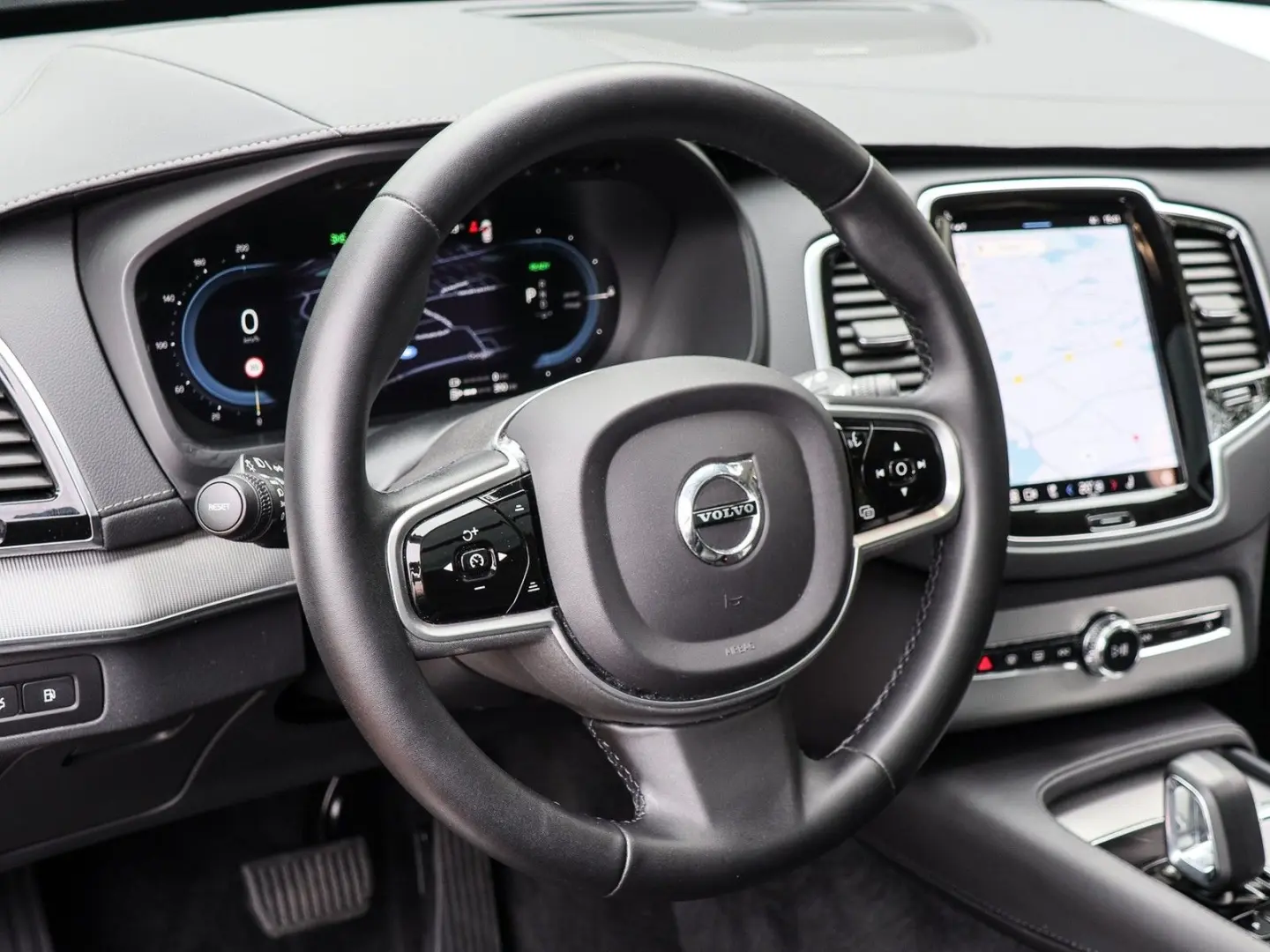 XC90 T8 Plus Dark Recharge Plug-In Hybrid AWD