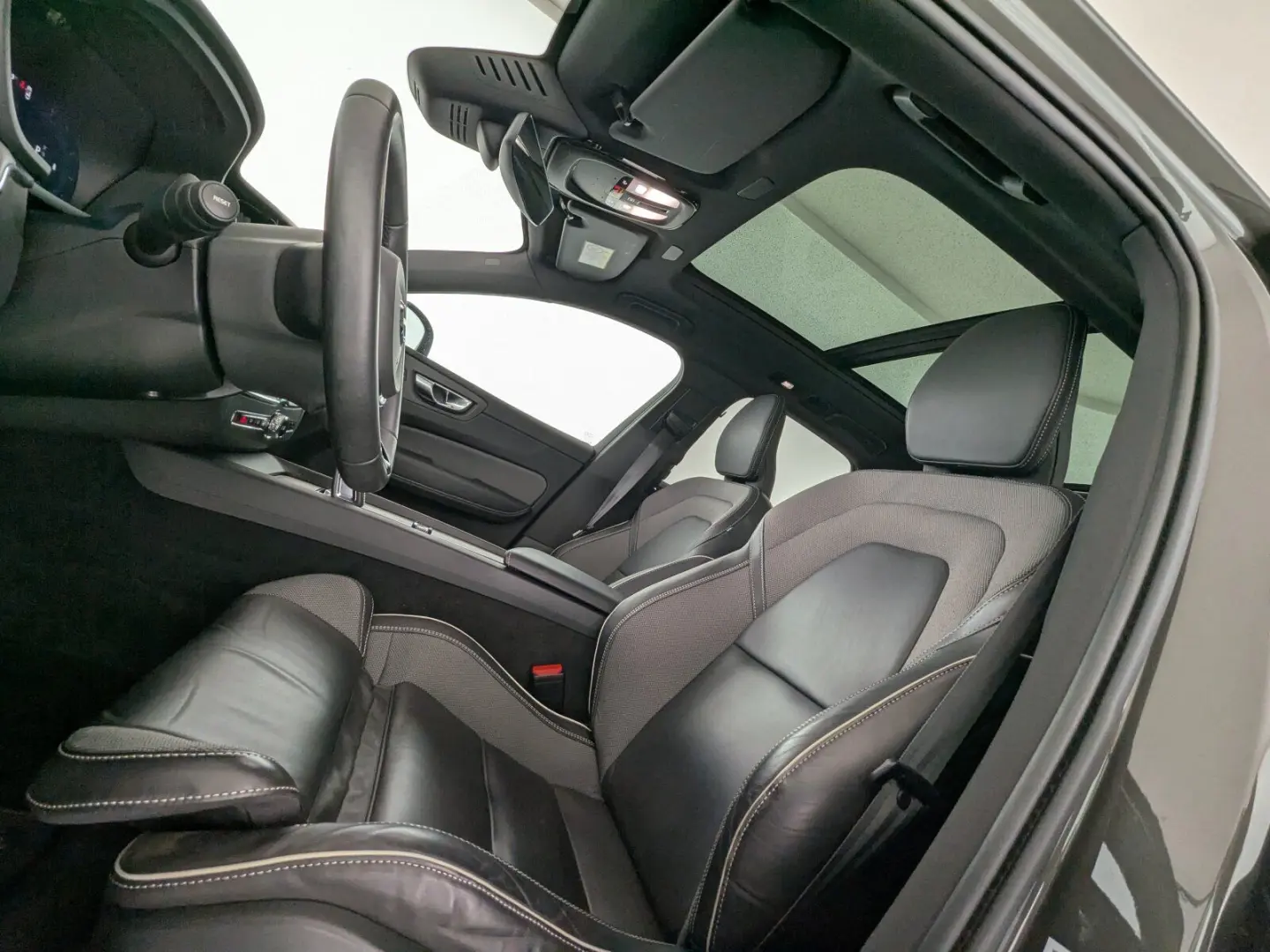 XC 60 B4 (Diesel) AWD R-Design LED+NAVI+PANO+RFK