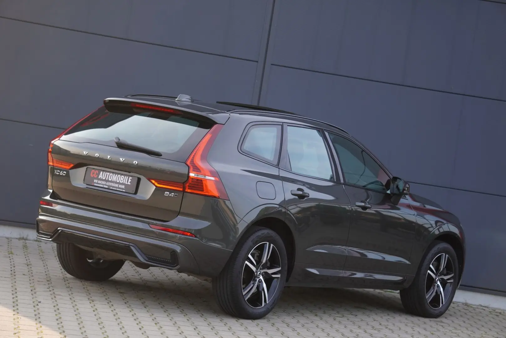 XC60 R Design Plus Dark AWD+Panorama+AHK+Navi+