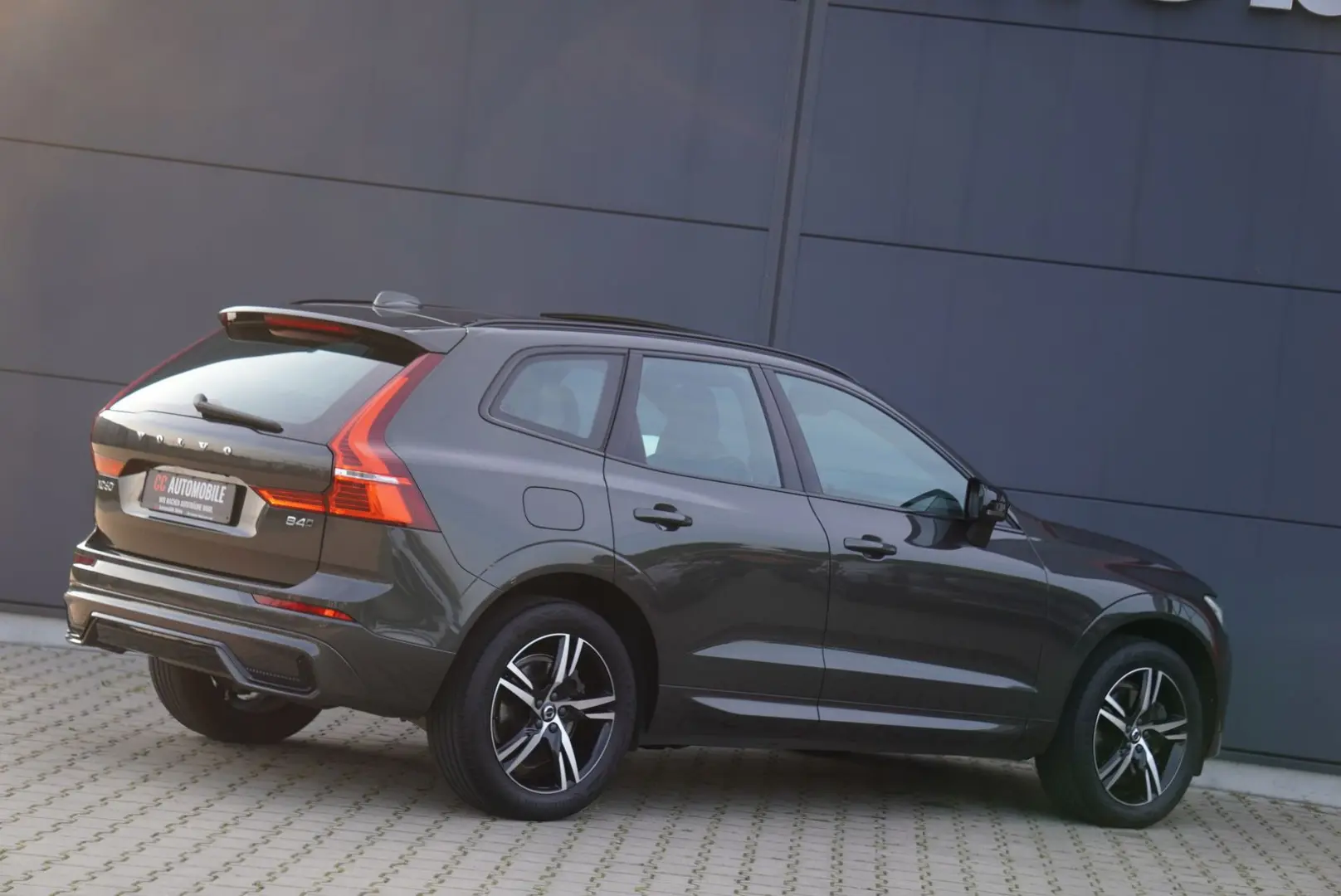 XC60 R Design Plus Dark AWD+Panorama+AHK+Navi+