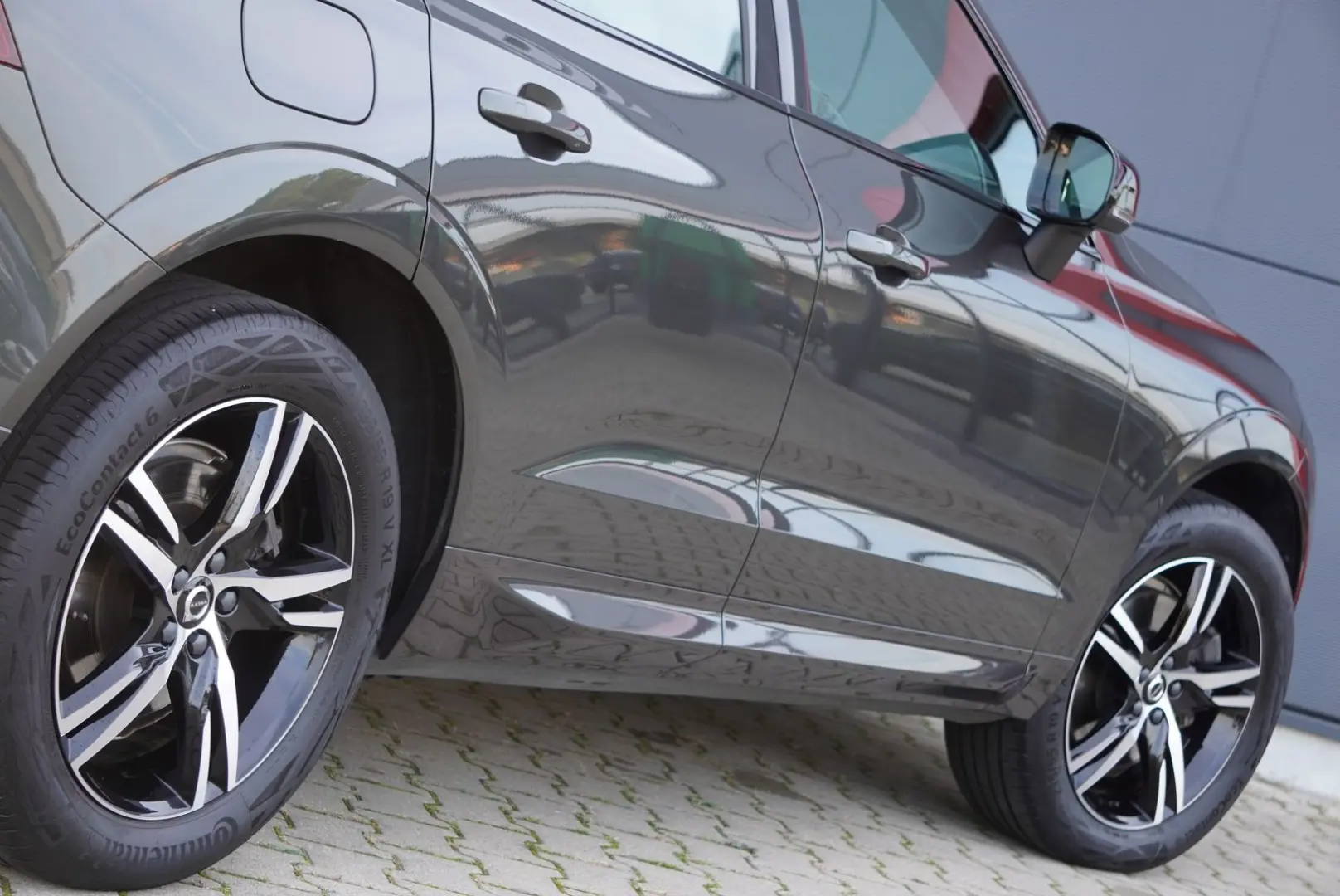 XC60 R Design Plus Dark AWD+Panorama+AHK+Navi+