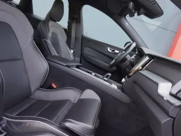XC60 R Design Plus Dark AWD+Panorama+AHK+Navi+