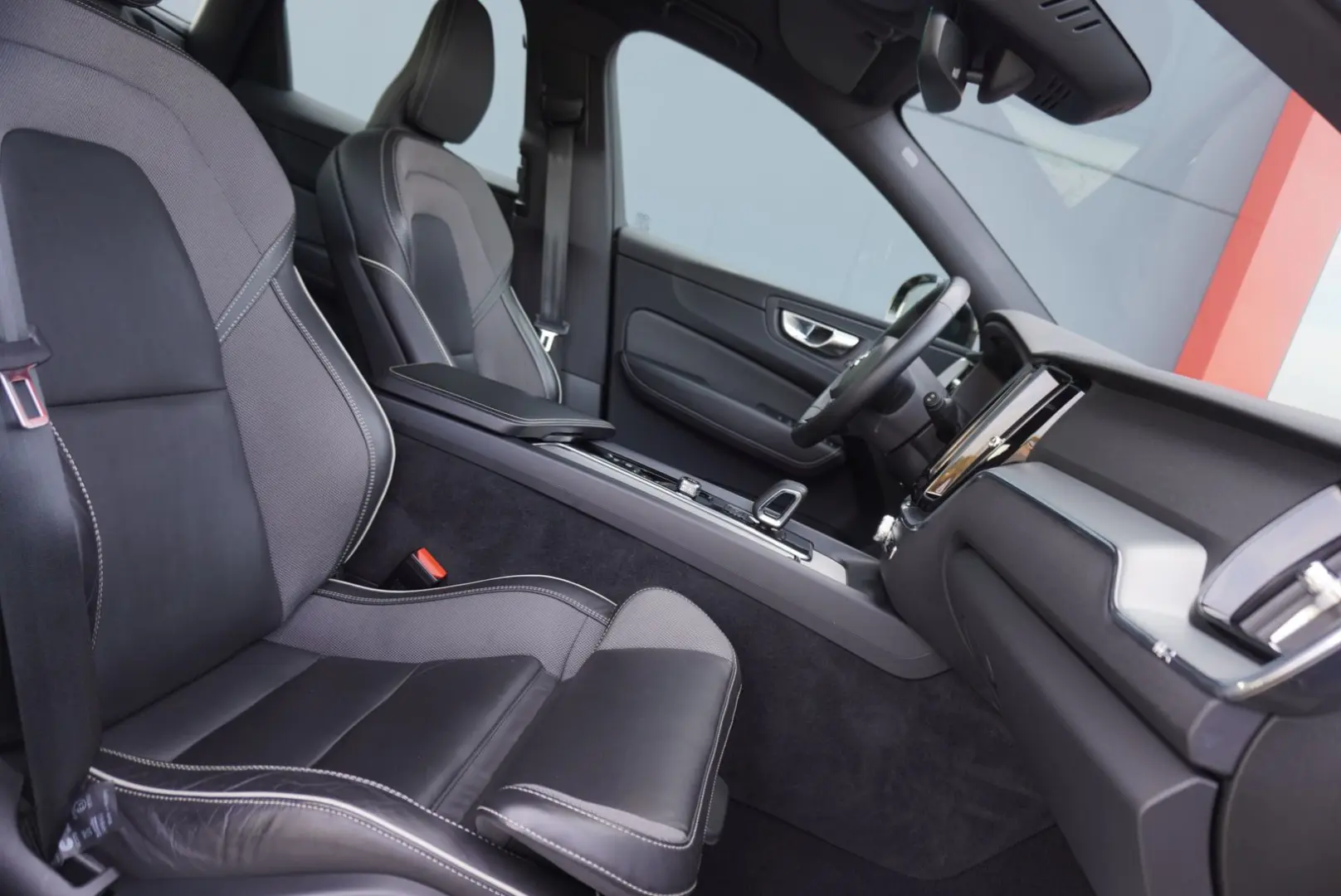 XC60 R Design Plus Dark AWD+Panorama+AHK+Navi+