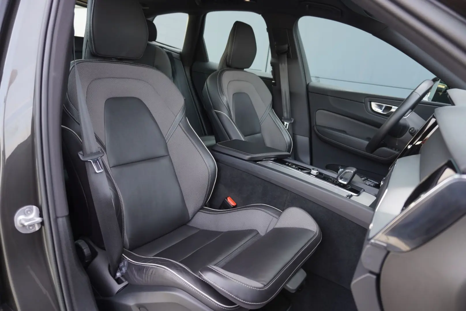 XC60 R Design Plus Dark AWD+Panorama+AHK+Navi+