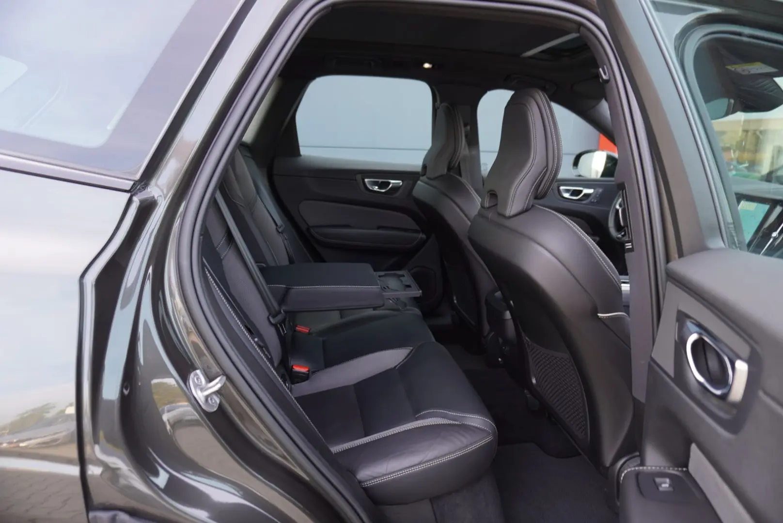 XC60 R Design Plus Dark AWD+Panorama+AHK+Navi+