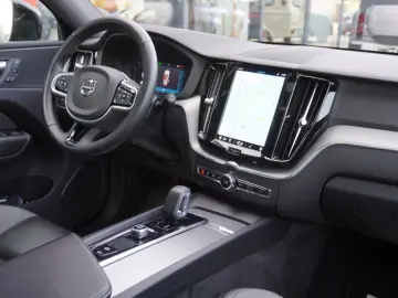 XC60 R Design Plus Dark AWD+Panorama+AHK+Navi+