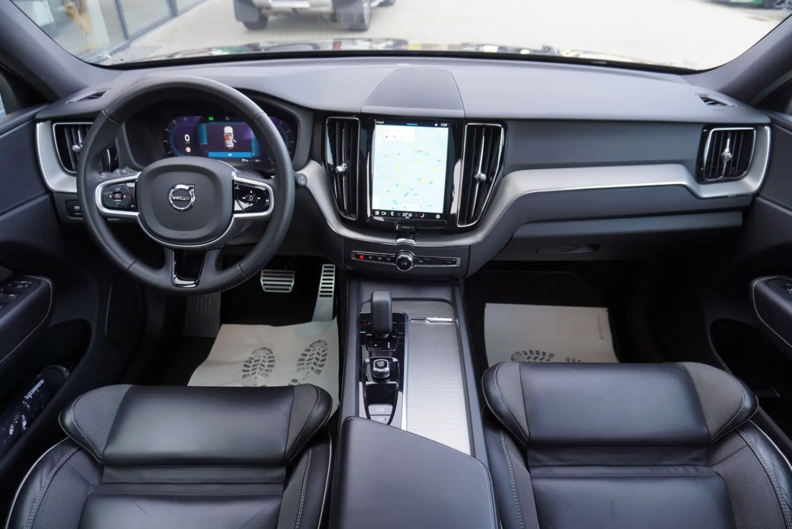 XC60 R Design Plus Dark AWD+Panorama+AHK+Navi+