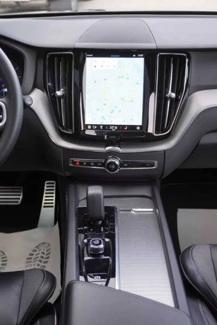 XC60 R Design Plus Dark AWD+Panorama+AHK+Navi+