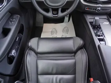 XC60 R Design Plus Dark AWD+Panorama+AHK+Navi+
