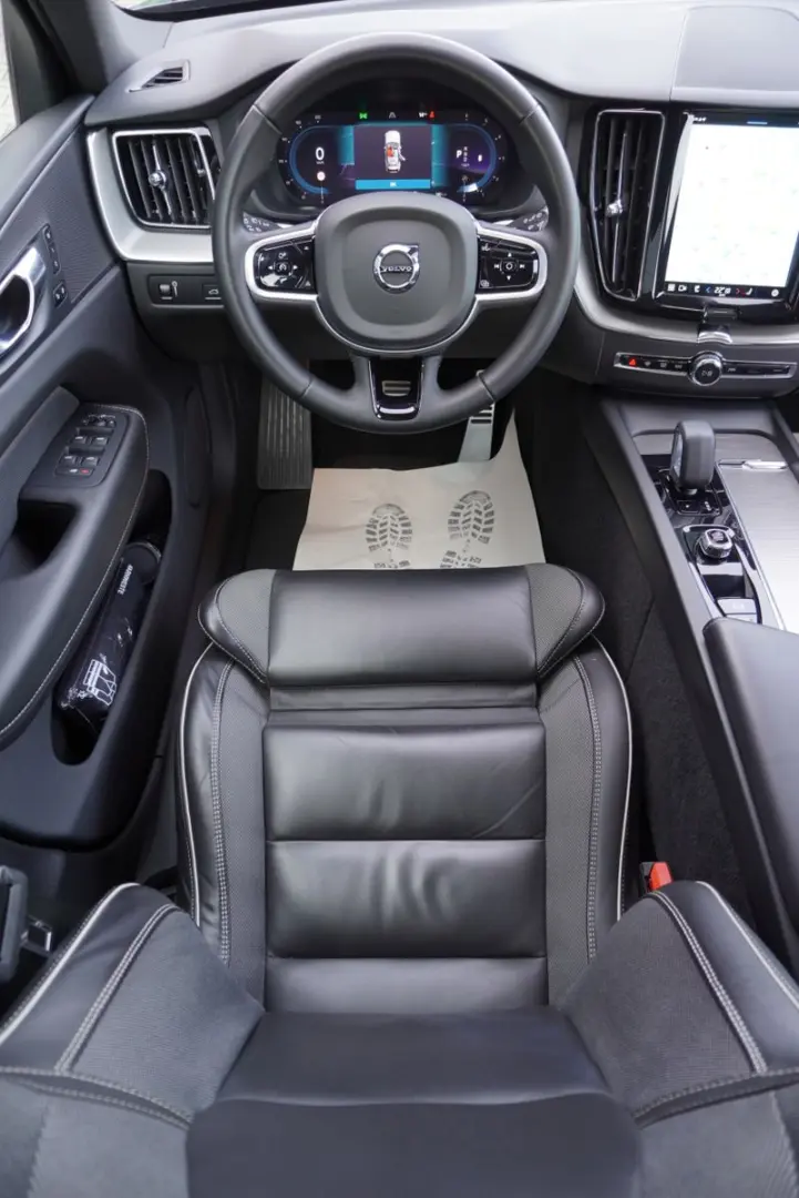 XC60 R Design Plus Dark AWD+Panorama+AHK+Navi+